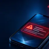Celular com alerta vermelho e um lobo em pele de cordeiro ao fundo